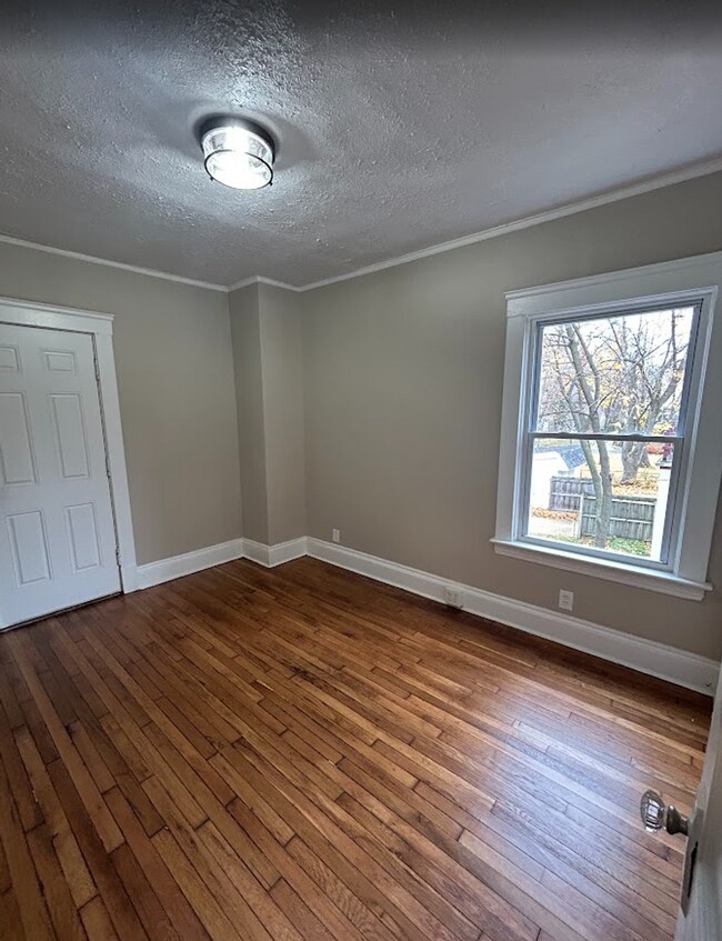 Building Photo - 3235-3257 Oak Rd