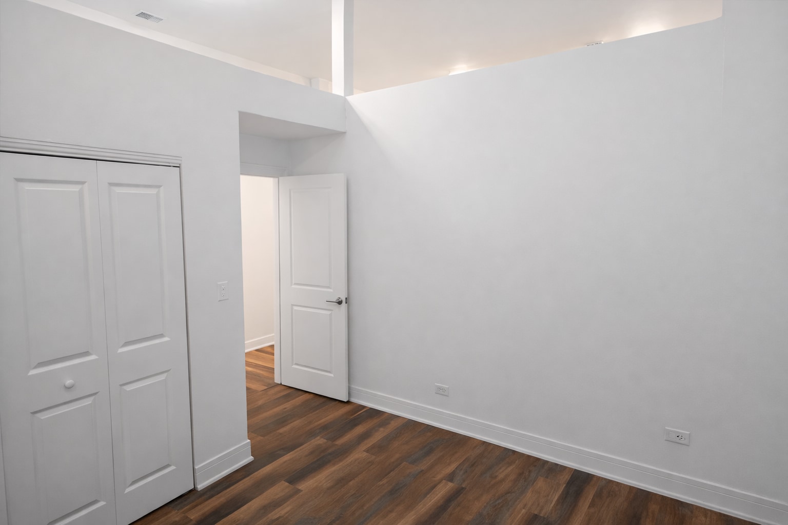 Building Photo - 1533 N Western Ave