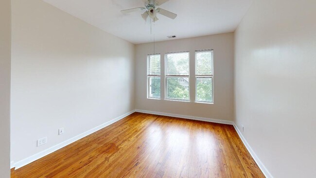 Building Photo - Rogers Park 2 Bed 1 Bath! Available 7/1 / Dog Friendly / Laundry In Building