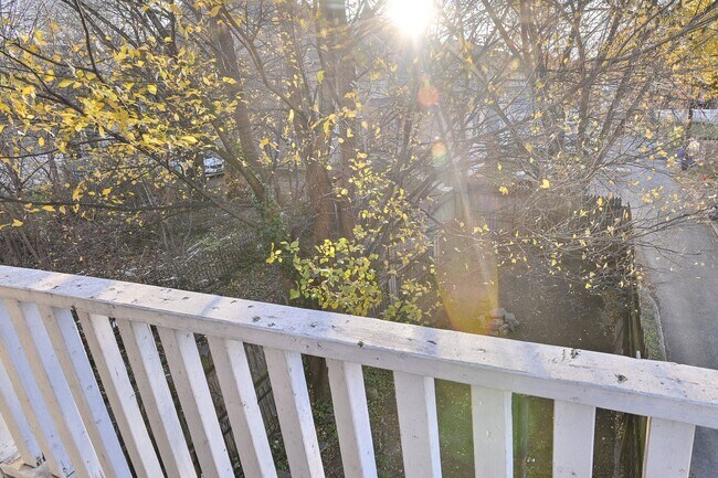 Building Photo - Large 5 Bedroom on Peffer