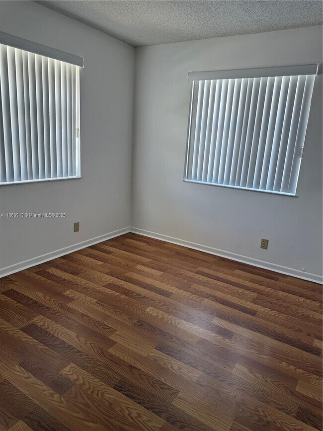 Building Photo - 9906 Twin Lakes Dr