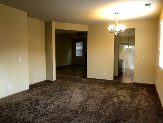 Building Photo - 3 Bed 2 Bath in Dinuba!
