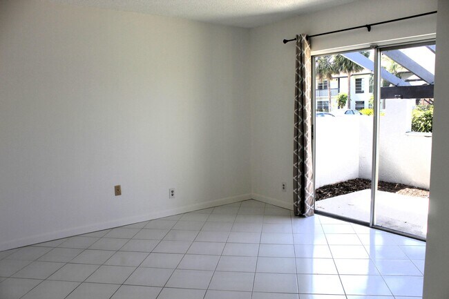 Building Photo - 5620 Queen Palm Ct