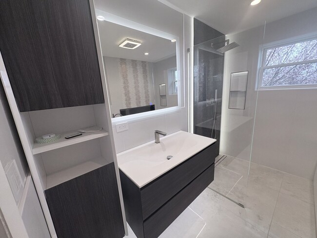 Building Photo - 1004 Longford Rd