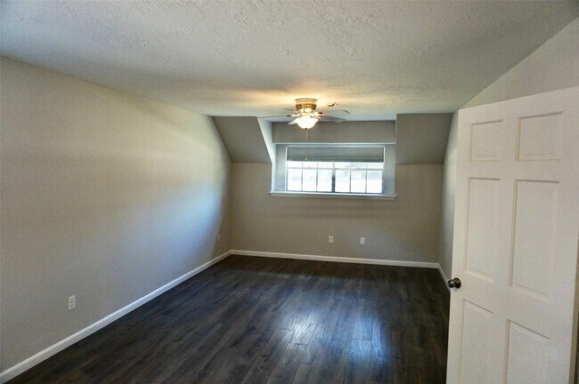 Building Photo - 1707 Valley Vista Dr
