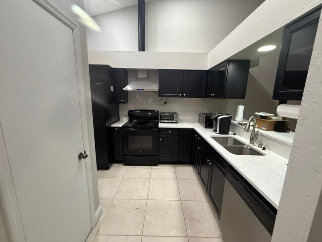 Building Photo - 2 Bed / 2 Bath Condo in The Gables