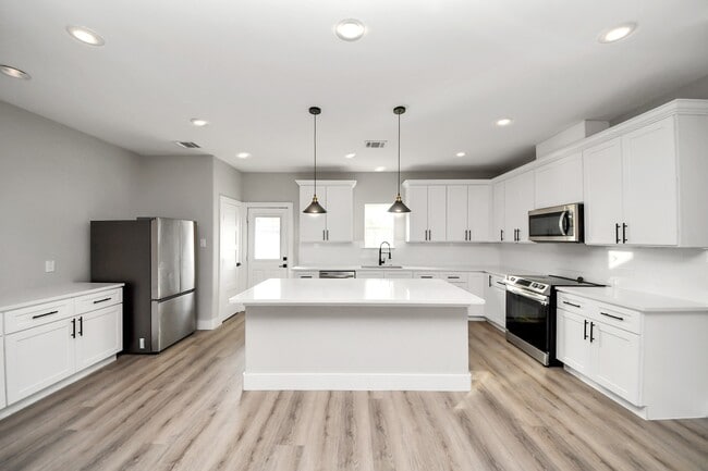 Building Photo - 807 Avenue J