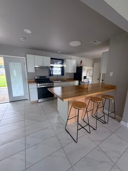 Kitchen - 7118 Melpomene Dr