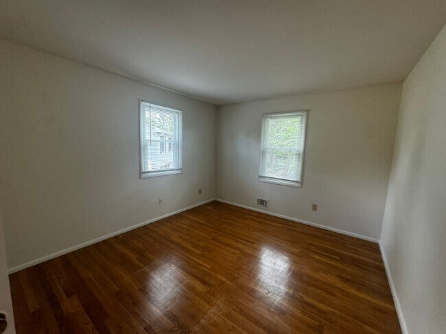 Building Photo - Split level 4-bedroom 3-bathroom home