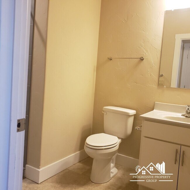 Building Photo - 525 E Kiowa St