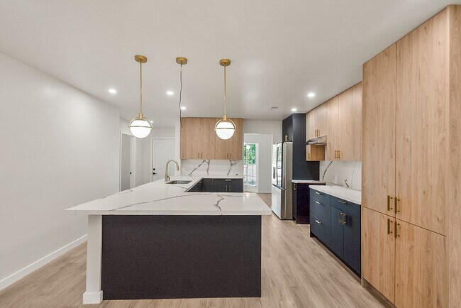 Building Photo - 5514 Chantilly Ln