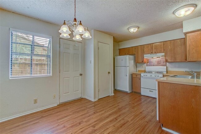 Building Photo - 400 Hedgewood Dr