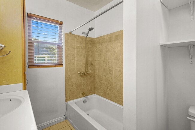 Building Photo - 1073 Palm Ave