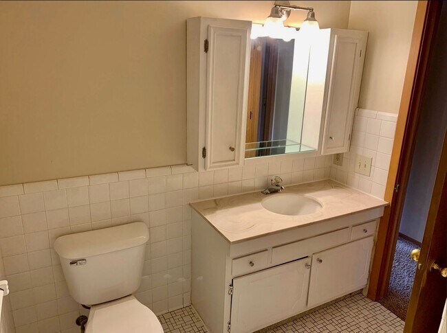 Building Photo - Charming 2-Bedroom Apartment with Balcony ...