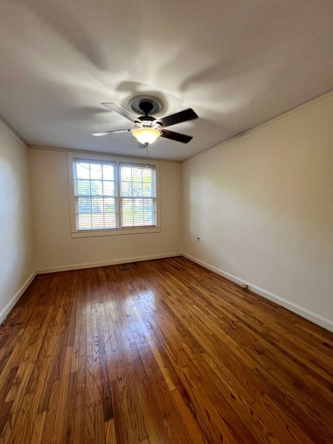 Building Photo - 2940 Oleander Dr