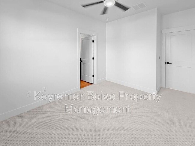 Building Photo - 618 E Krall St