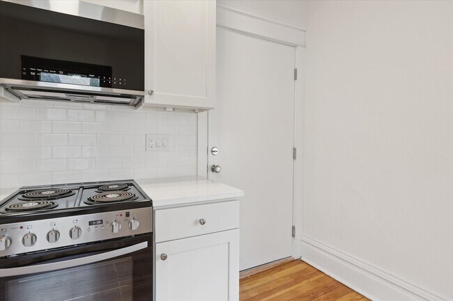 Building Photo - Fall 2026 Pre-Leasing! Freshly Renovated 1 Bed / 1 Bath in Prime Boulder Location – Steps from Pe...