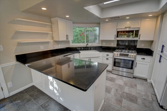 Building Photo - 9651 Village Green Dr NE