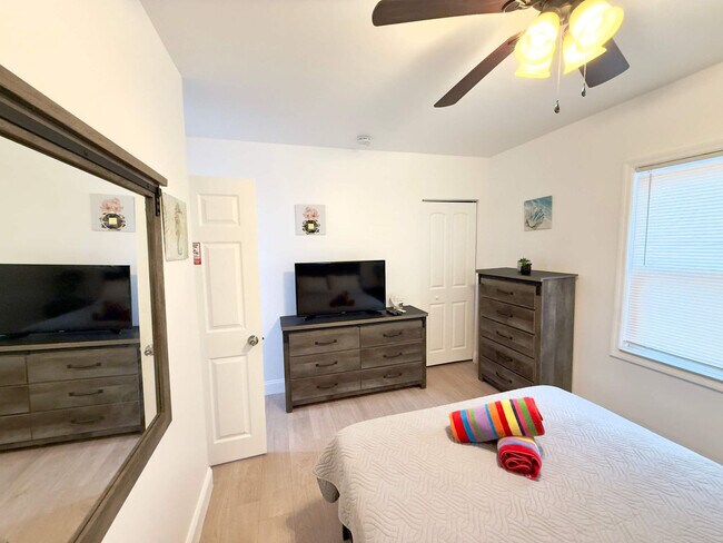 Building Photo - 324 Van Buren St