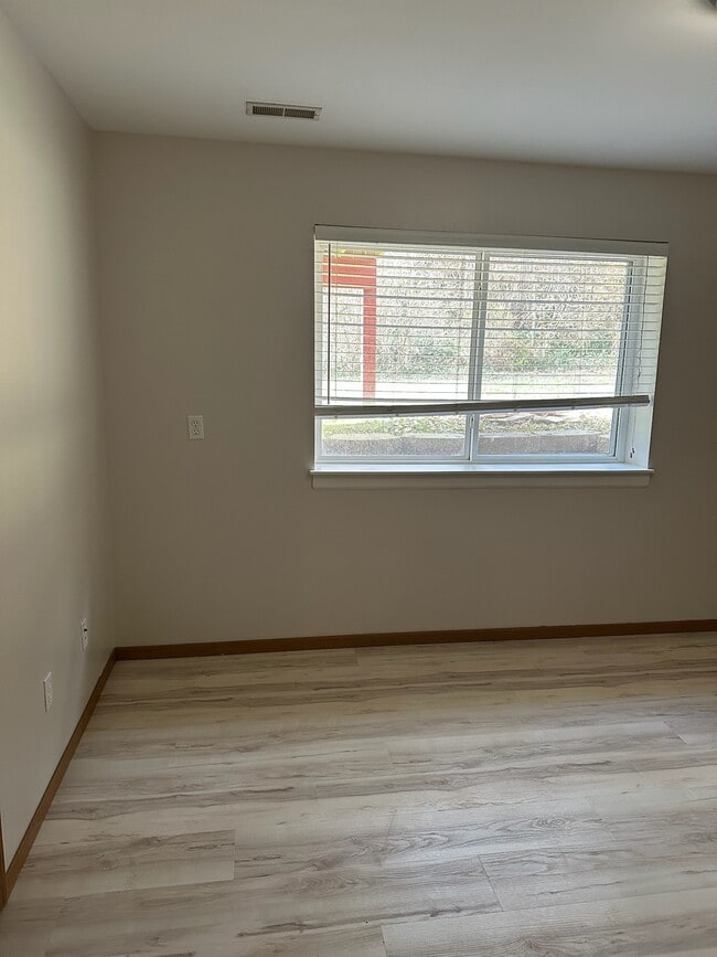 Building Photo - 807 Blackjack