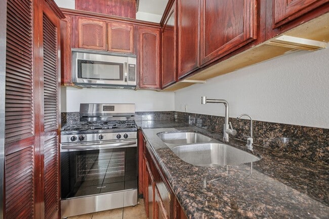 Building Photo - Highland Park 2 Bed / 2 Bath Condo with Resort-Style Amenities