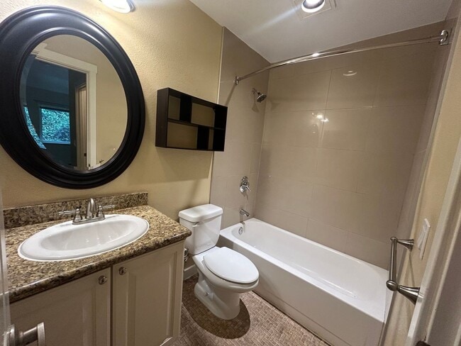 Building Photo - Gorgeous 1 bd Condo located in a prime loc...