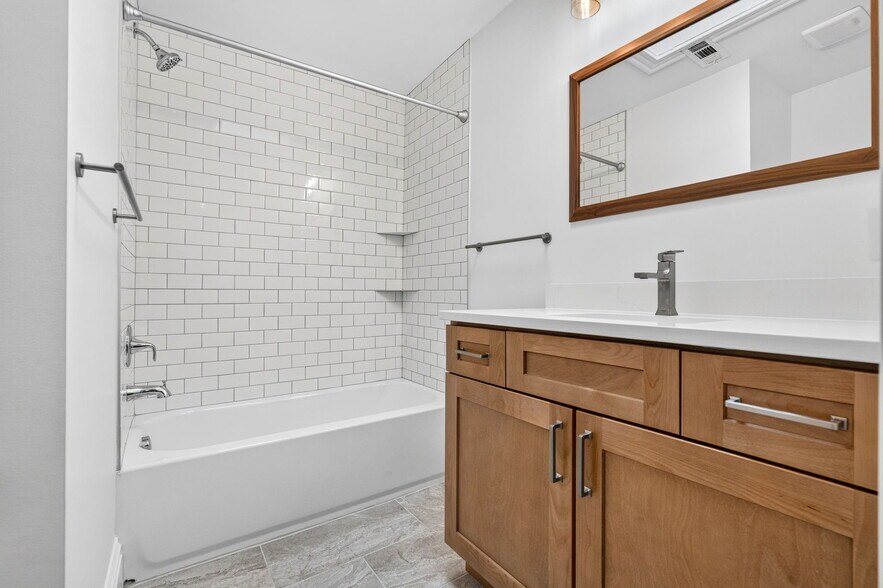 Common bathroom on top level - 2722 Armand Pl