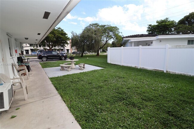 Building Photo - 1708 N 16th Ave