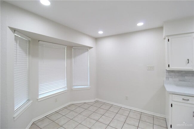Building Photo - 6601 N 15th Ln