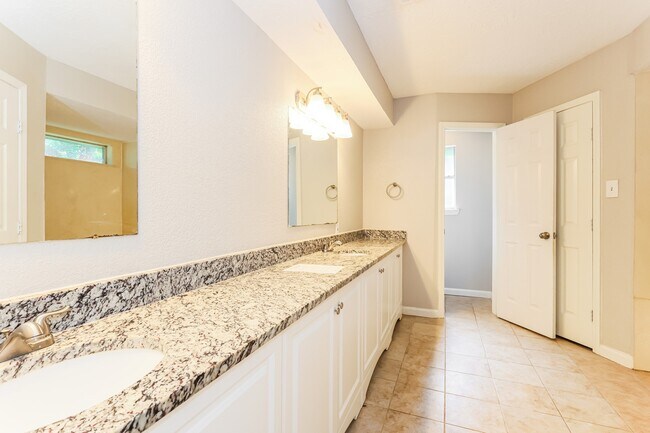 Building Photo - 24106 Creekview Dr