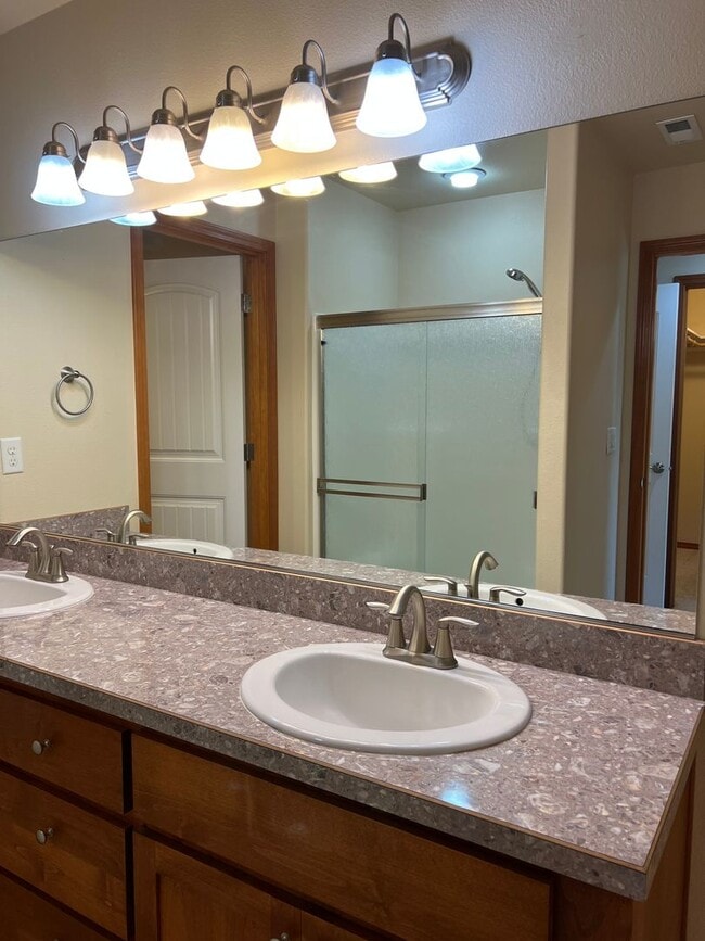 Building Photo - 417 SW Pemberly Loop