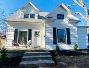 Building Photo - New Remodeled Downtown Home w/ detached carriage house, fenced back yard,