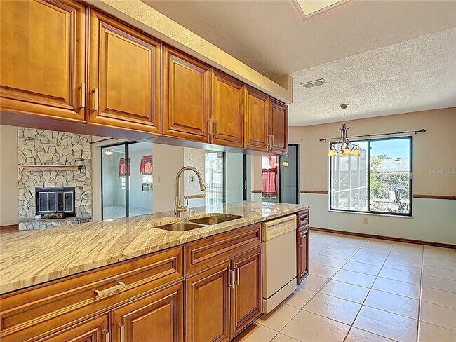 Building Photo - 5066 Woodbine St