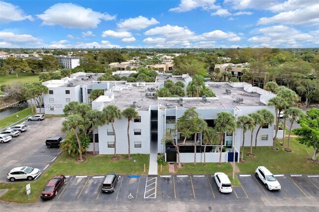 Building Photo - 10825 SW 112th Ave