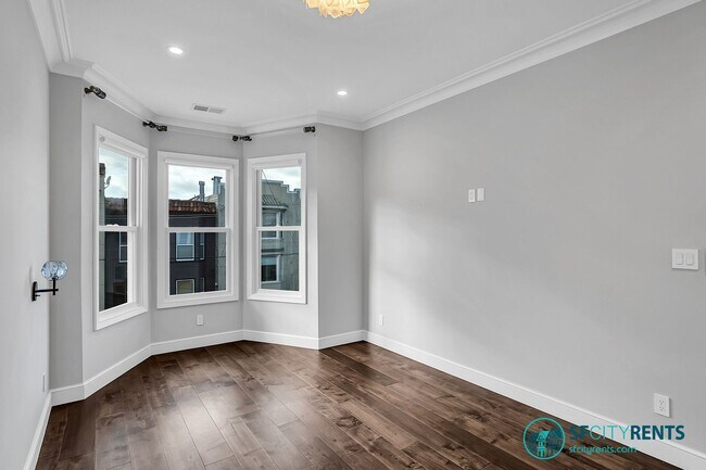 Building Photo - Russian Hill: Remodeled Top Floor Flat w/ In-Unit Washer & Dryer, A/C, Private Roof Deck, Sauna, ...