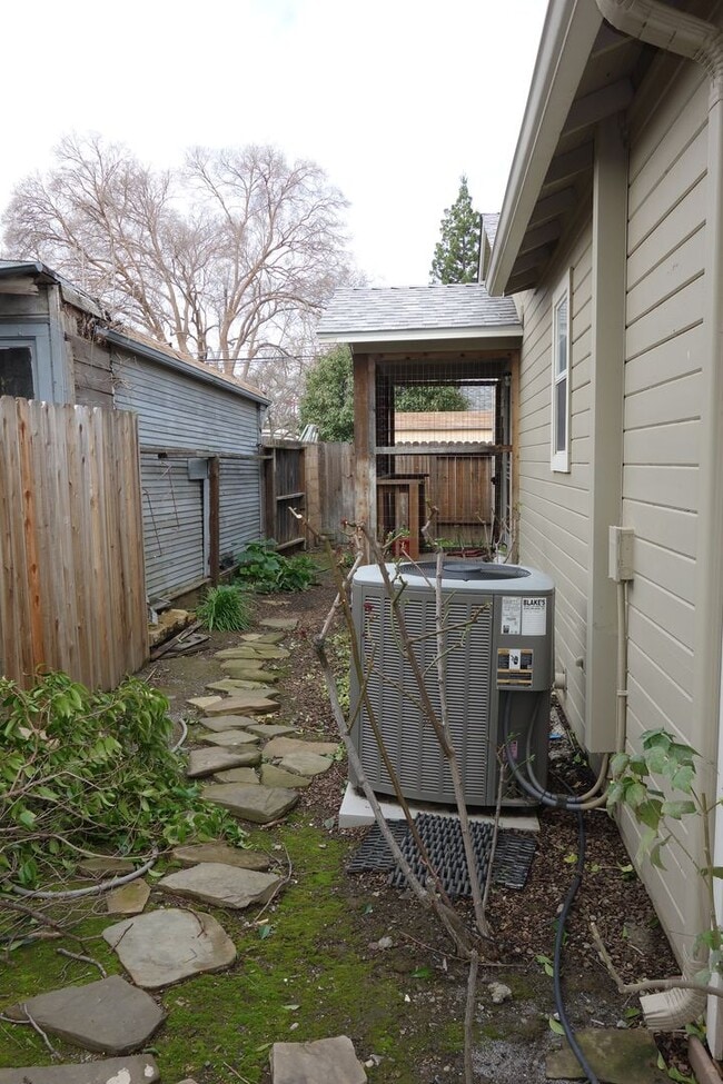 Building Photo - Charming 2 Bedroom in Heart of Downtown