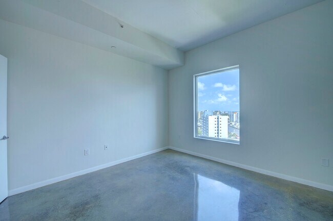 Building Photo - 10 SW South River Dr