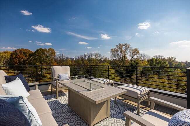 Building Photo - Luxury Living with amazing views!