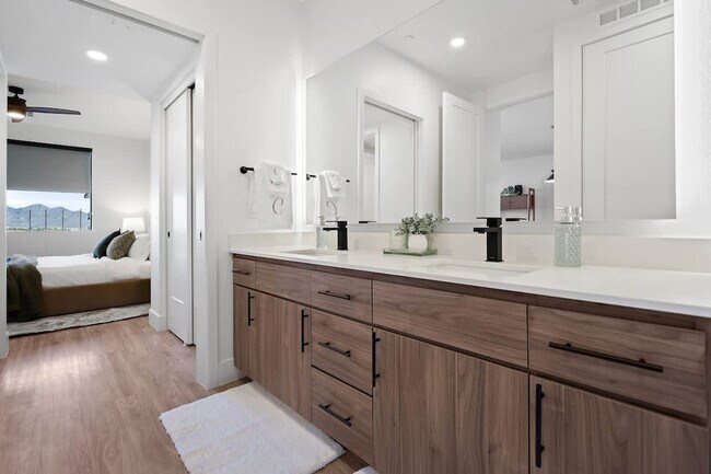 Building Photo - 15825 N 71st St