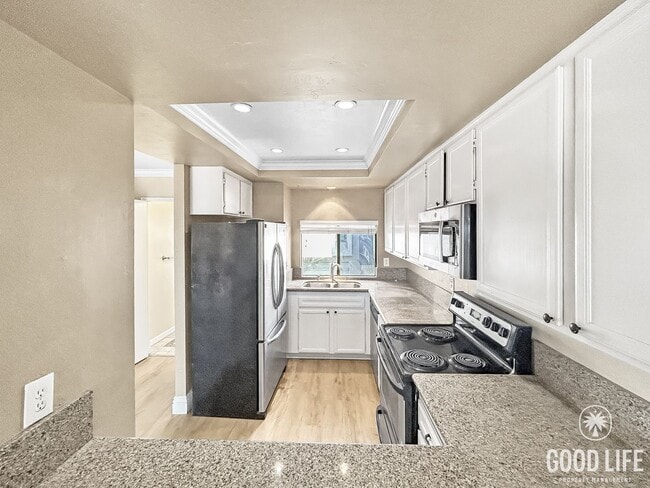 Building Photo - Beautiful 2BD/2.5BA W/ Updated Kitchen, and Attached Garage in Bay Ho!