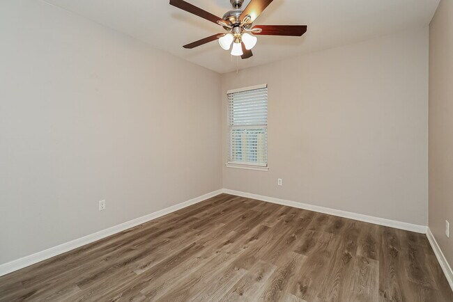 Building Photo - 113 Oak Hollow Ln