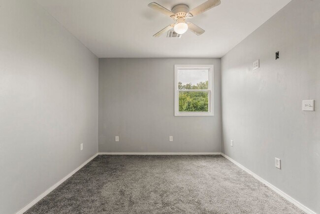 Building Photo - Modern Comfort on 1 Acre in Coweta – Available Now!