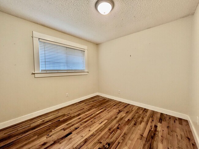 Building Photo - Discover Your New Home in the Heart of the Desirable Sellwood Neighborhood! Water/Sewer/Garbage I...