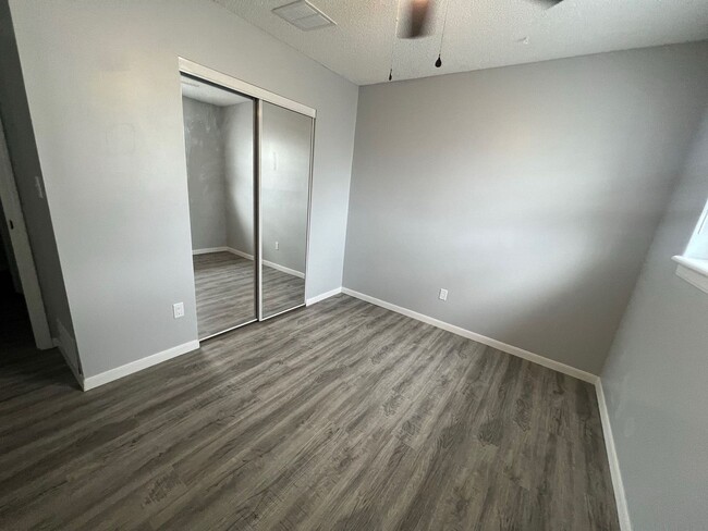 Building Photo - Beautifully Remodeled 2/1 apartment in Par...