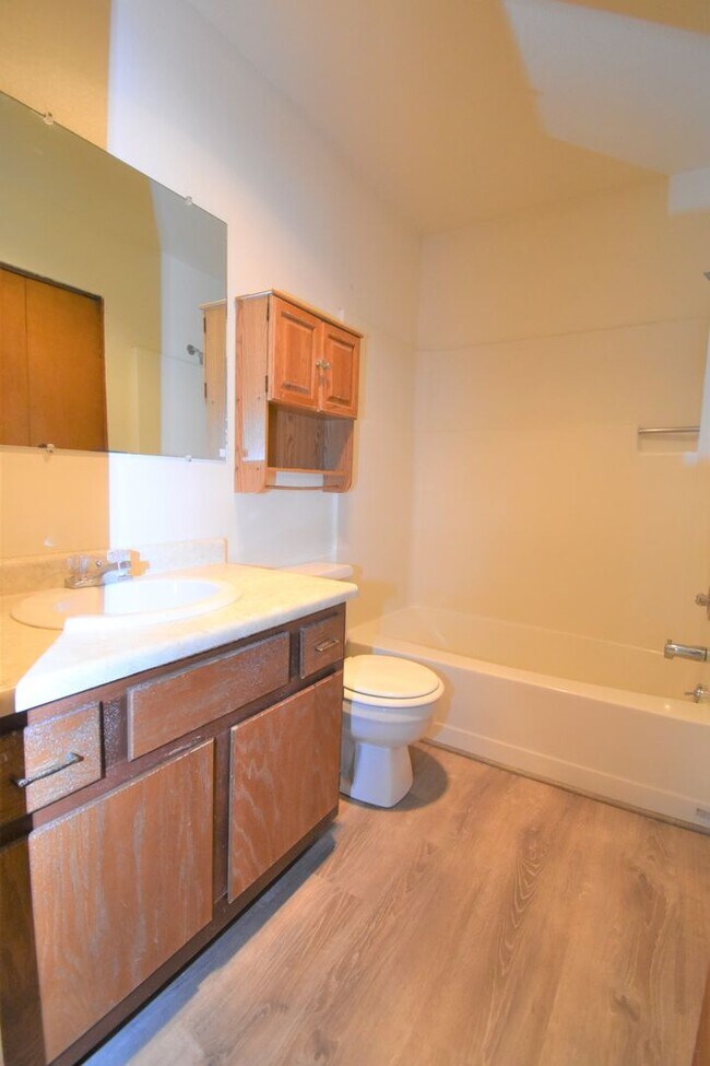 Building Photo - Great Location! Top Floor 2 bed 1 bath and detached garage!