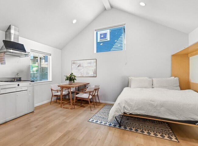 Building Photo - 5bd/2.75ba Seattle Home