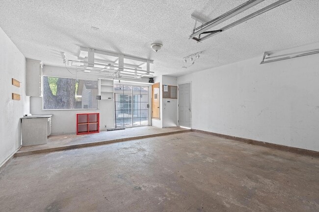 Building Photo - 10103 Woodland Village Dr