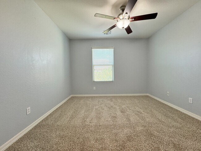 Building Photo - Spacious 5-Bedroom + Loft in Lyons Gate wi...