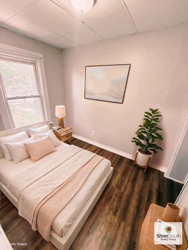 Building Photo - Updated 2 bed 1 bath upper apartment