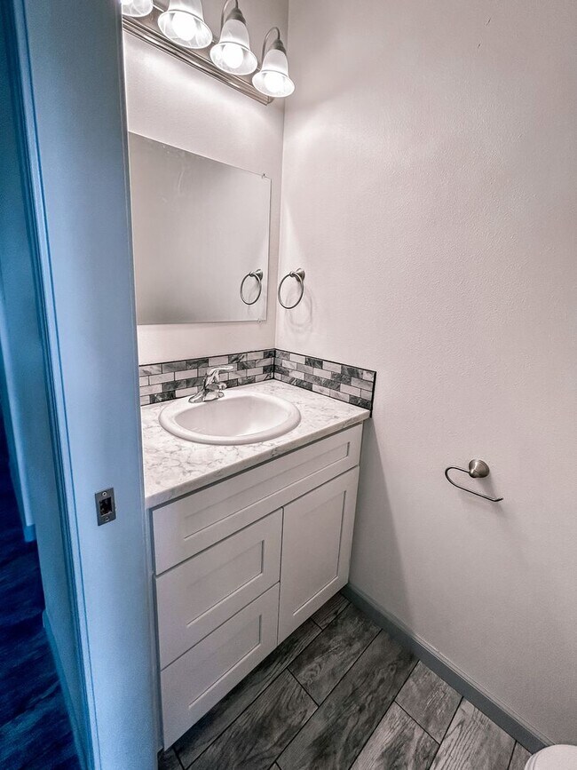 Building Photo - **SPRING SPECIAL- $400 off first months rent** 3 Bedroom Duplex in Veneta
